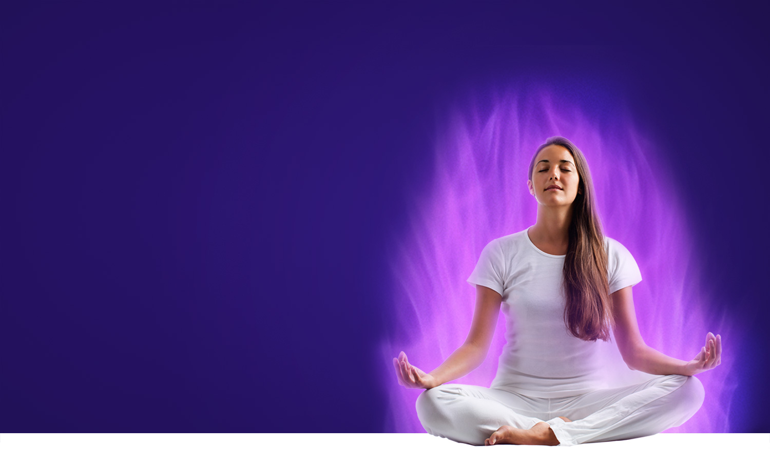 Mujer meditando en llama violeta